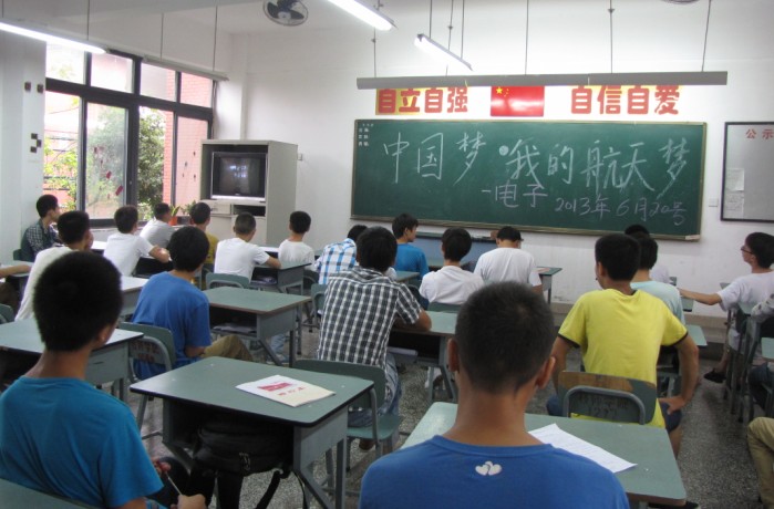 我校组织学生在教室里收听、收看中国载人航天史上的首堂太空授课
